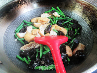 黑木耳油豆腐炒豇豆的做法步骤：4