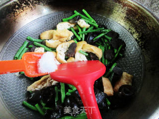 黑木耳油豆腐炒豇豆的做法步骤：5