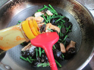 黑木耳油豆腐炒豇豆的做法步骤：6