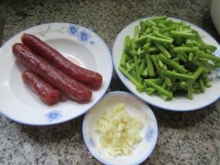 香肠炒空心菜梗的做法步骤：1