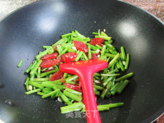 香肠炒空心菜梗的做法步骤：5