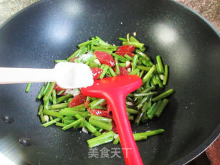 香肠炒空心菜梗的做法步骤：7