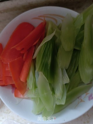 莴笋炒肉的做法步骤：3