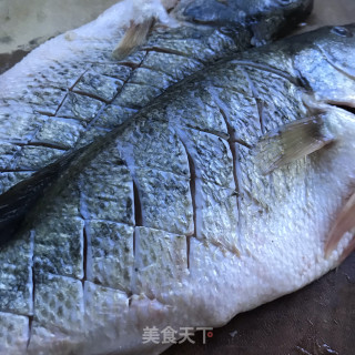 香辣烤鲈鱼的做法步骤：3