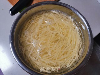 蒸土豆丝的做法步骤：1