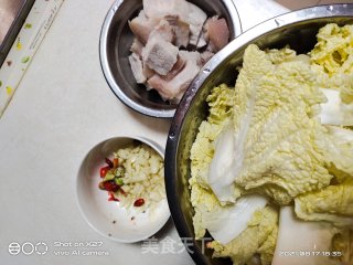 五花肉炒白菜的做法步骤：1