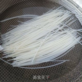 精肉豆角汤粉的做法步骤：2