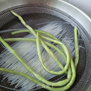 精肉豆角汤粉的做法步骤：3