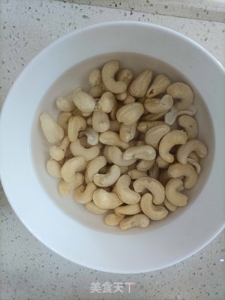 炒腰果的做法步骤：2