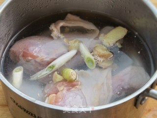 凉拌手撕鸡的做法步骤：2