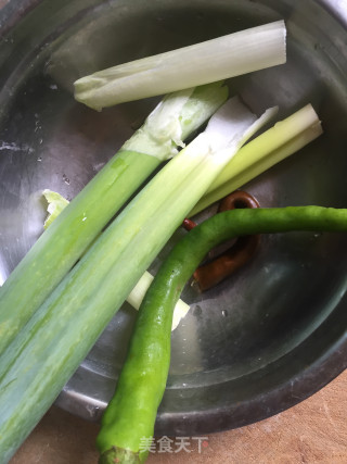 辣椒炒鸡杂的做法步骤：1