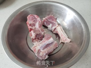 黄豆猪骨苦瓜汤的做法步骤：1