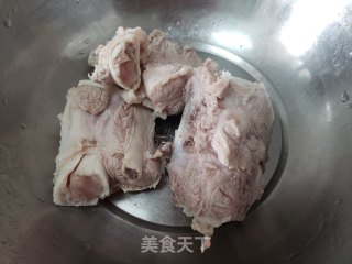 黄豆猪骨苦瓜汤的做法步骤：2