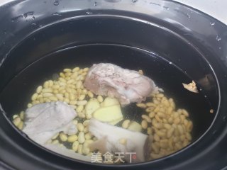 黄豆猪骨苦瓜汤的做法步骤：7
