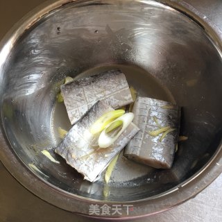 剁椒蒸带鱼的做法步骤：1
