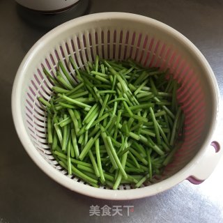 腊肠炒红薯梗的做法步骤：1