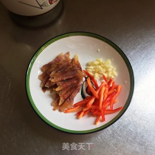 腊肠炒红薯梗的做法步骤：2