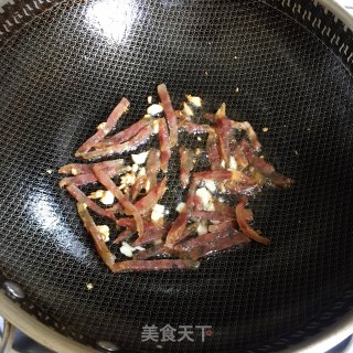 腊肠炒红薯梗的做法步骤：4