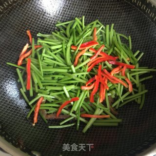 腊肠炒红薯梗的做法步骤：5
