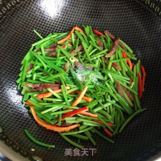 腊肠炒红薯梗的做法步骤：6