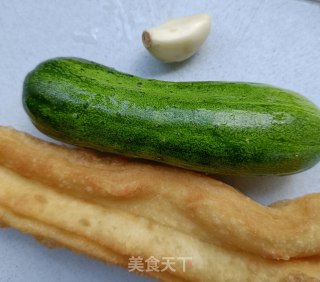 黄瓜拌油条的做法步骤：1