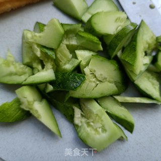 黄瓜拌油条的做法步骤：2