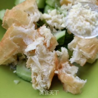 黄瓜拌油条的做法步骤：5