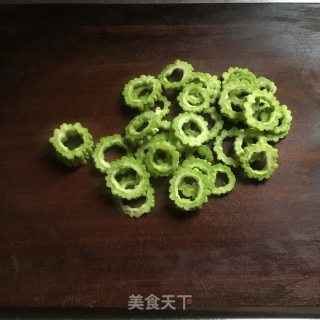 苦瓜煎蛋的做法步骤：2