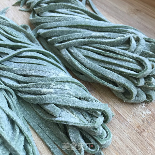 蒜香菠菜面的做法步骤：6