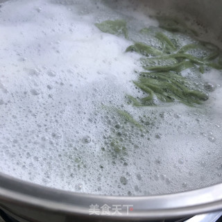 蒜香菠菜面的做法步骤：8