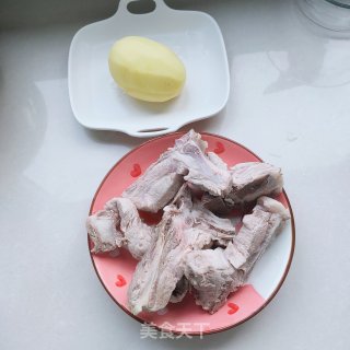 排骨烀土豆的做法步骤：1