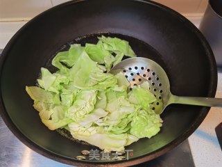 爆炒甘蓝的做法步骤：3