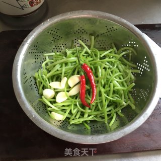蒜炒红薯梗的做法步骤：1