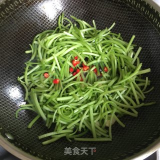 蒜炒红薯梗的做法步骤：3