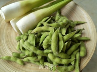 酸甜可口又开胃～果香味茭白炒毛豆的做法步骤：1