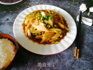 酸甜可口又开胃～果香味茭白炒毛豆的做法步骤：5