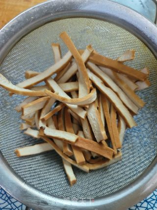 老干妈拌豆干的做法步骤：6