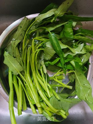 小米辣蒜蓉炒空心菜的做法步骤：1