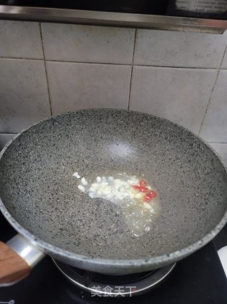 小米辣蒜蓉炒空心菜的做法步骤：4
