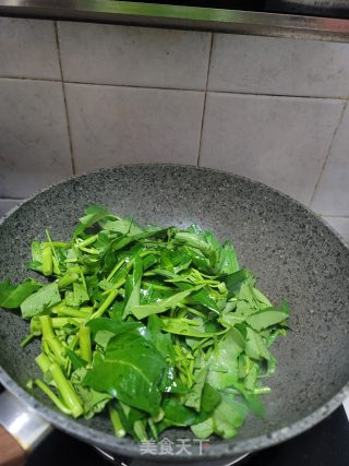 小米辣蒜蓉炒空心菜的做法步骤：5
