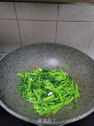 小米辣蒜蓉炒空心菜的做法步骤：8