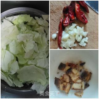 猪肉渣炒手撕包菜的做法步骤：1