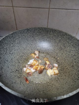 猪肉渣炒手撕包菜的做法步骤：2