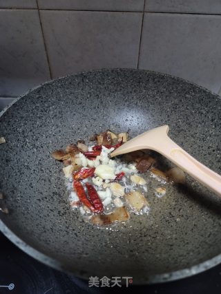 猪肉渣炒手撕包菜的做法步骤：3