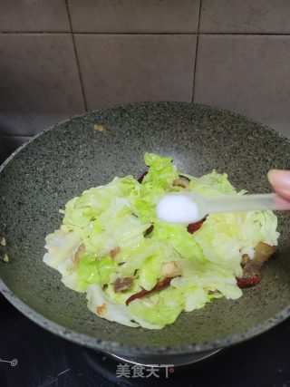 猪肉渣炒手撕包菜的做法步骤：6