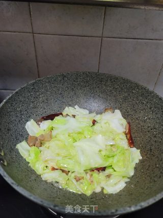 猪肉渣炒手撕包菜的做法步骤：7