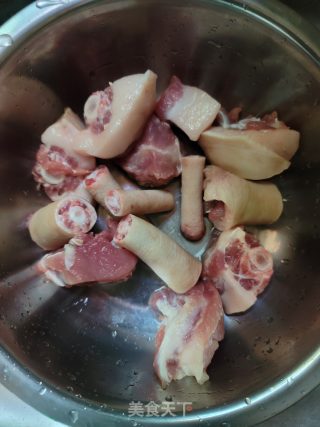 花生黄豆煲猪尾的做法步骤：1
