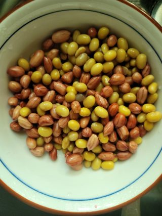 花生黄豆煲猪尾的做法步骤：2