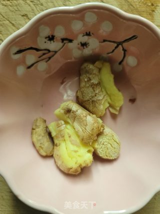 花生黄豆煲猪尾的做法步骤：3