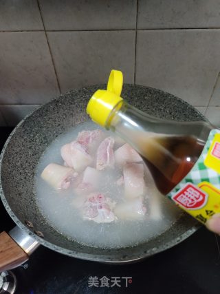 花生黄豆煲猪尾的做法步骤：4